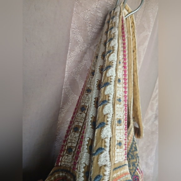 💎 Johnny Was Women's Bag Boho Embroidered Tote Bag in Red, Green & Cream - Picture 5 of 14